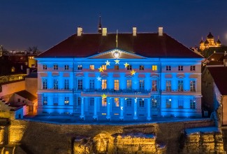 Stenbocki maja illumineeritud Euroopa lipu värvides