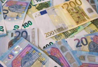 Rahakupüürid laual, 20-, 100- ja 200-eurosed